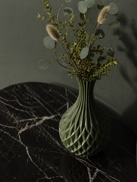 Moderne Forma Kairo Vase aus nachhaltigen Materialien auf Sideboard, umweltfreundlich gefertigt in Deutschland