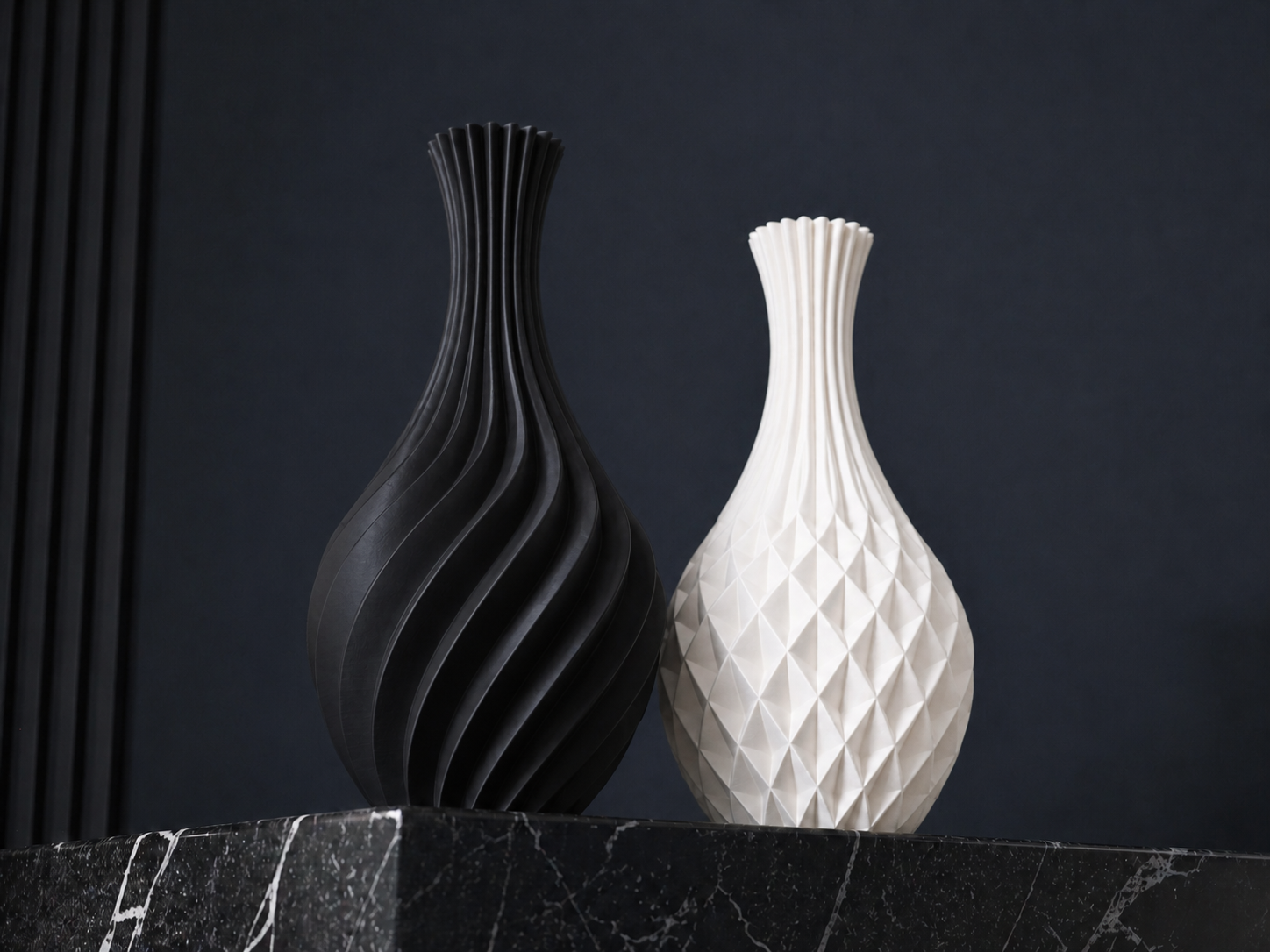 Elegante Design Vase aus nachhaltigen Rohstoffen in Schwarz-Weiß, in Deutschland präzise gefertigt